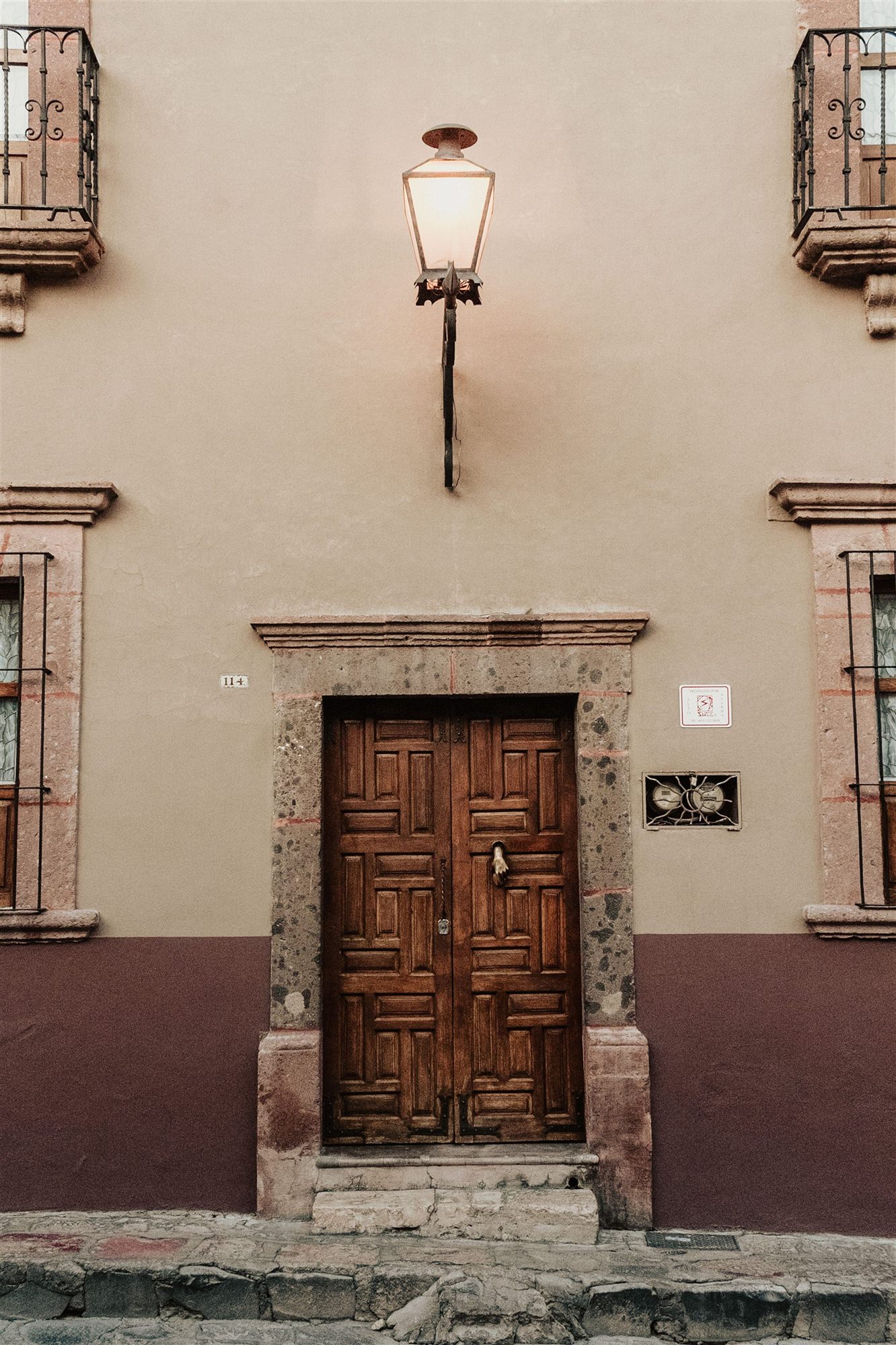 Portal d'una finca amb fanal encès